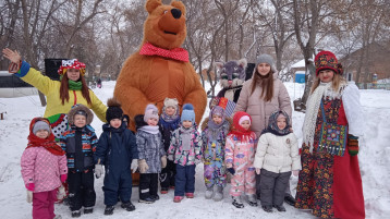 "Масленицу встречаем, зиму провожаем!" "Масленицу встречаем, зиму провожаем!".